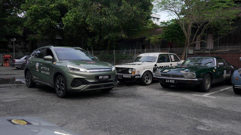 HezeriSamsuri's tweet photo. Careta bawak BYD Atto 3 berkonvoi dengan geng geng otai untuk merentas semenanjung. https://t.co/1sBDGkvdQH
