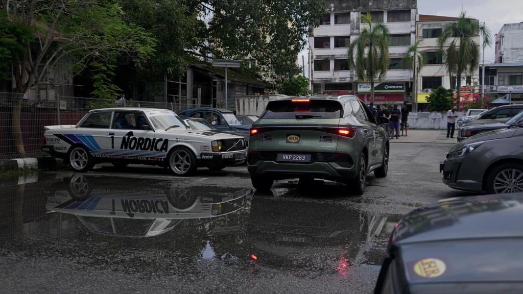 HezeriSamsuri's tweet photo. Careta bawak BYD Atto 3 berkonvoi dengan geng geng otai untuk merentas semenanjung. https://t.co/1sBDGkvdQH