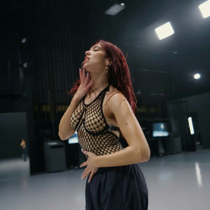 "I come and I go
Tell me all the ways you need me
I'm not here for long
Catch me or I go Houdini
I come and I go
Prove you got the right to please me
Everybody knows
Catch me or I go Houdini"