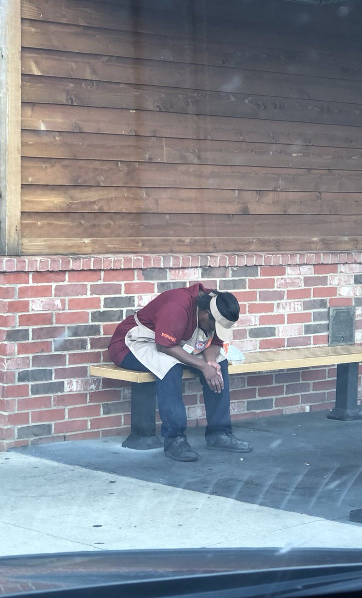 BeauLWagner's tweet photo. Sportsbooks customer service reps after seeing Mark Andrews get hurt in the 1st Q: https://t.co/lFLHfam2iq