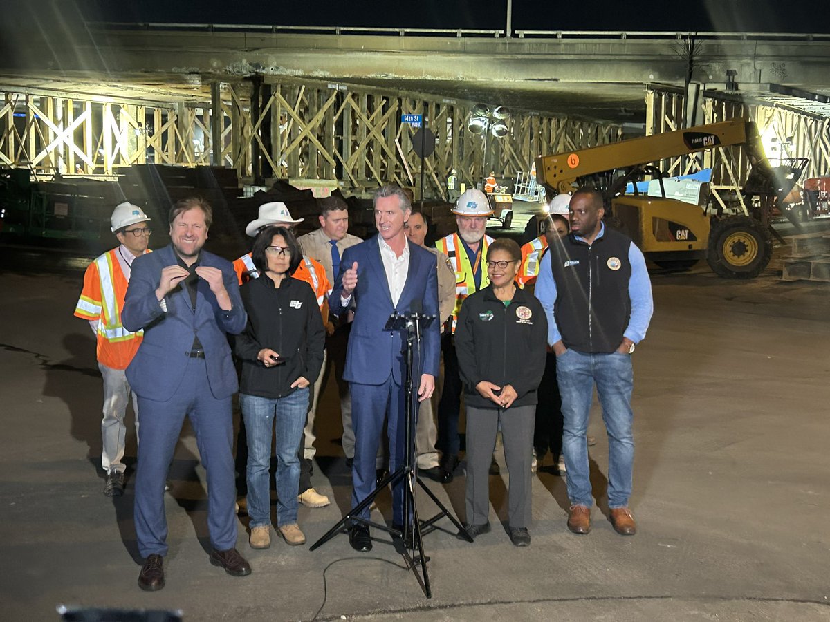 abc7michelle's tweet photo. HAPPENING NOW: Gov @GavinNewsom and @MayorOfLA  giving update on 10 Freeway Fire, in DTLA.

I’ll have more in a live report, coming up on @ABC7 Eyewitness News at 6. https://t.co/NIE7MvWNDE
