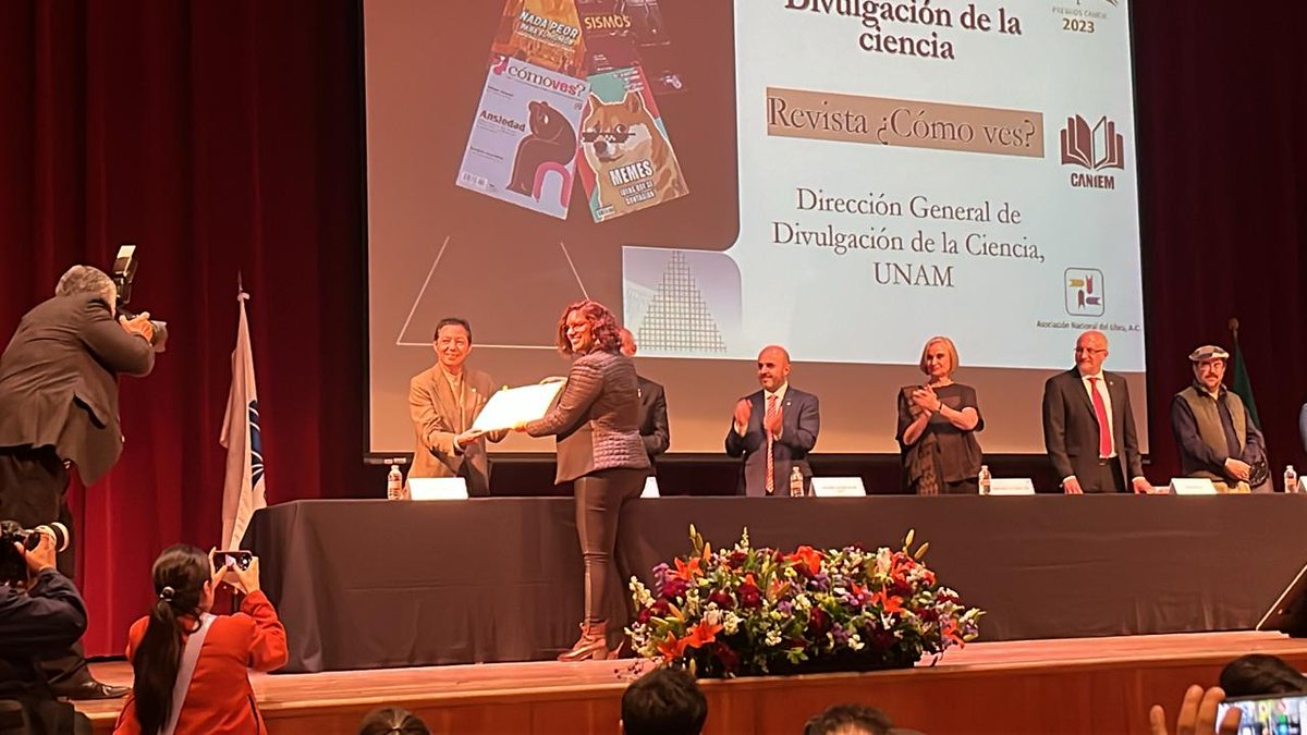 CANIEMoficial's tweet photo. Revista ¿Cómo vez? De la dirección general de divulgación de la ciencia UNAM es la obra ganadora en la categoría Científicas: Divulgaciones de la ciencia. Recibe el reconocimiento: Georgina Yasmin Reyes Coria, diseñadora de la revista. #PremiosCANIEM #PremiosCANIEM2023 https://t.co/njZtBOnEC6