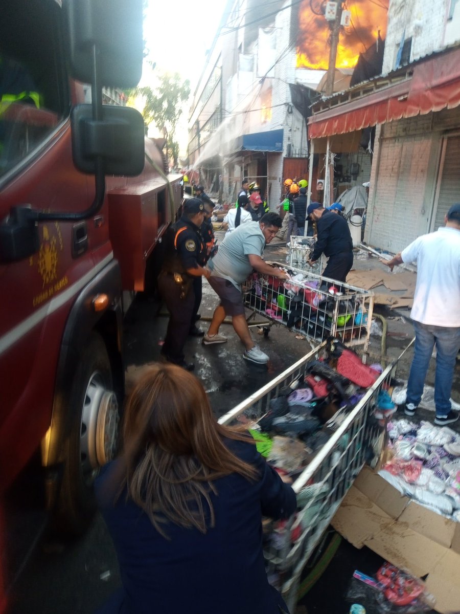 JORGEAESTRADAM's tweet photo. @amarilloalarcon @JefeVulcanoCova @IlichValdez1 @SandraCuevas_ Y ve que incluso Sandra cuevas metió las manos para ayudar
( la de blusa blanca) https://t.co/oDXo7pJbv9