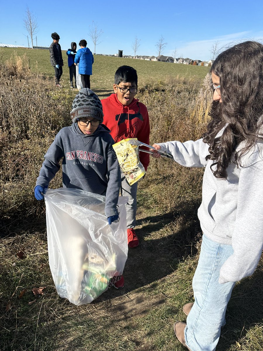 GalloDilara's tweet photo. We've observed a considerable amount of litter in our school yard and the nearby park, prompting discussions on the significance of avoiding littering and its impact on our community and environment. Class 6-2 and 5/6 dedicated a period to clean up.🌍 https://t.co/AmcEt2sCfO