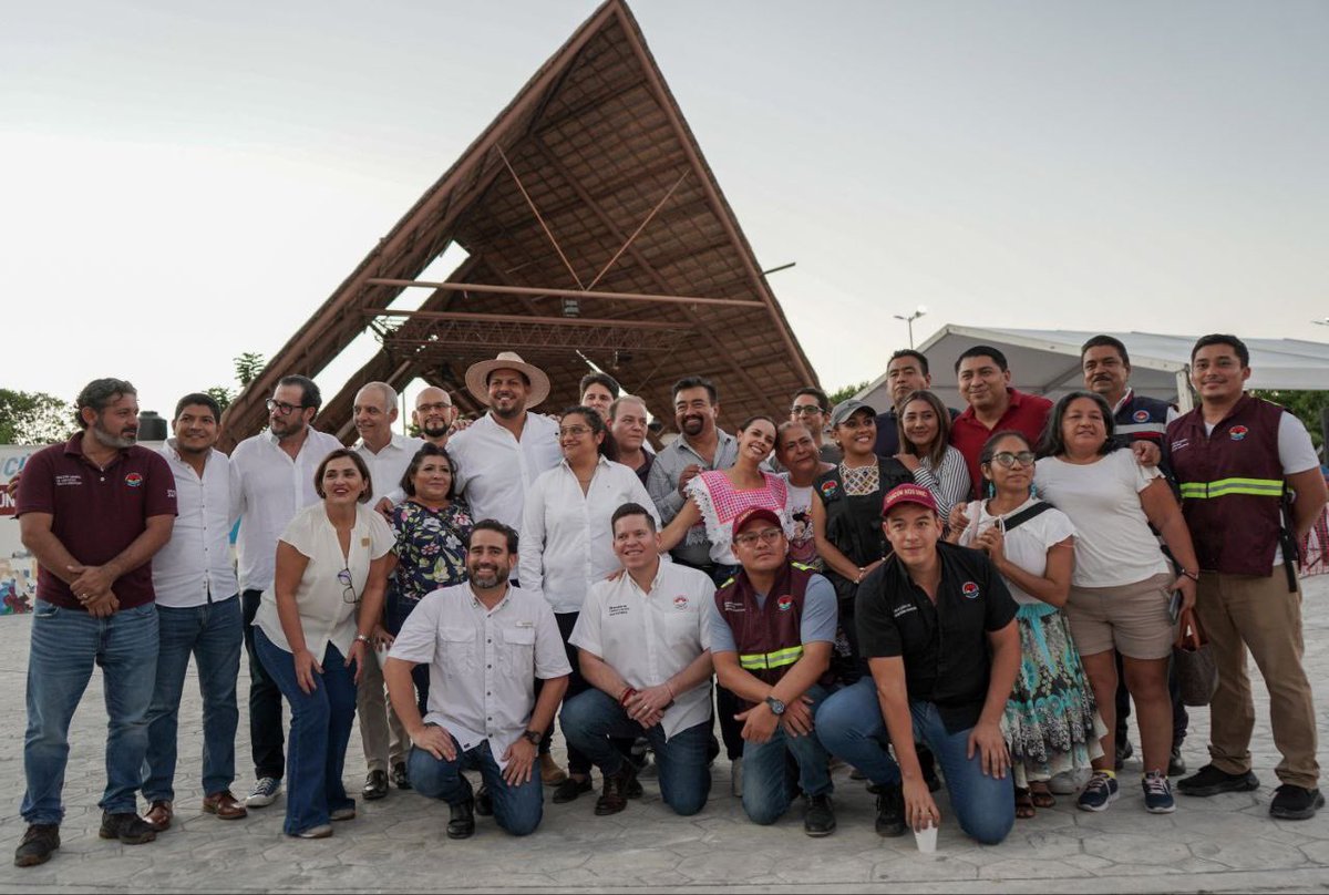 anapatyp's tweet photo. Dimos el banderazo de inicio de renovación del Parque de las Palapas. 

La transformación de Cancún avanza con esta obra plantaremos árboles de caoba,  espacios inclusivos en juegos infantiles, comedores y un pabellón artesanal para impulsar nuestra zona fundacional. https://t.co/qC36A7X736