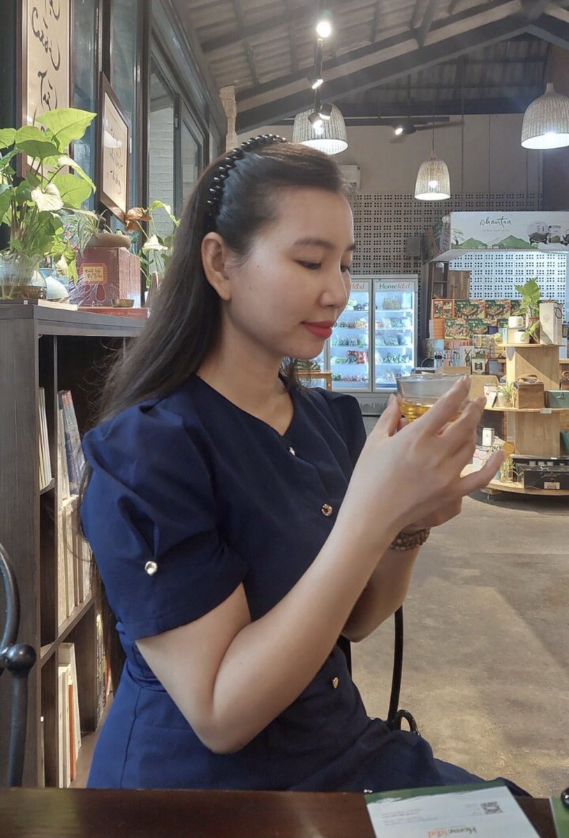 MOCHAFMLFAMILY's tweet photo. Một tách Hồng trà cho một buổi sáng
mùa đông thêm ấm áp! 
Mời các bác thẩm trà 
Năng lượng chiến X nào! 
#hamoc
#fmlfamily
#thaomocxanh https://t.co/R58Z9sHcNB