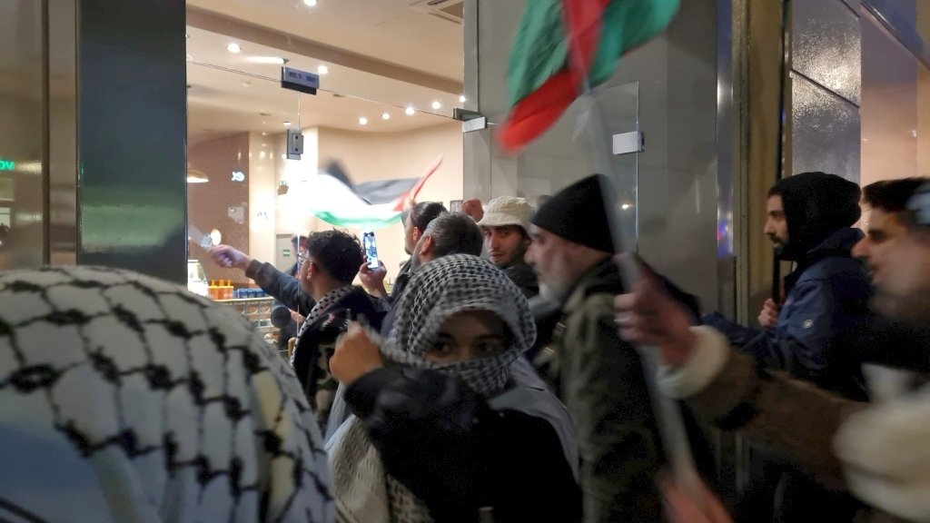 _mogblog's tweet photo. Am 4. November haben Teilnehmer einer #Palästina-Demo unbeteiligte Gäste in einer #Starbucks-Filiale in der Berliner Friedrichstraße bedrängt. Hier ein Augenzeugen-Bericht: https://t.co/BLGiHGyxnr
#StandWithIsrael #b0411 @derbukki @BrennpunktUA https://t.co/ab17qvXG2v