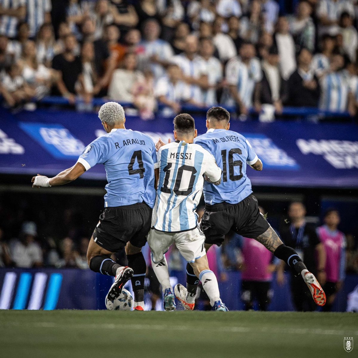 b_kuchman's tweet photo. Contra el arbitraje, jugando un partido a la perfección, enorgulleciendo y emocionando a un país entero; Uruguay le ganó 2-0 a Argentina en su casa después de 36 años; sí, 36 años.

La Celeste de Bielsa aplastó futbolísticamente, tácticamente y psicológicamente al actual campeón del mundo, que desde que lo dirige Scaloni, no había perdido en eliminatorias. 
¡Chau invicto!

¡Gracias, Marcelo Bielsa!