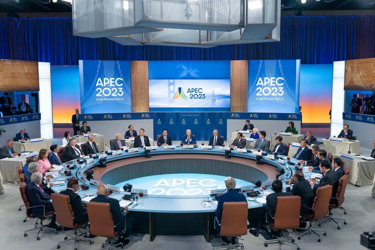 POTUS46Archive's tweet photo. Today, APEC economies make up more than 60 percent of global GDP.

We are almost half of global trade.

The choices we make will matter to the entire world. So, it's up to us to harness the dynamism of our economies to realize a future that will benefit people everywhere. https://t.co/M3VDLki0CZ