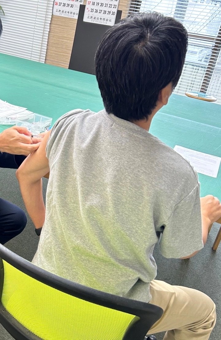 studioharu1's tweet photo. 本日は先生にお越しいただき社内でインフルエンザ予防接種をおこないました。注射が怖い私は数日前からからドキドキ😱ここだけの話実はは専務も注射が苦手だそうです💉後ろ姿からも緊張が伝わってきます😁 https://t.co/bsswdICdtE