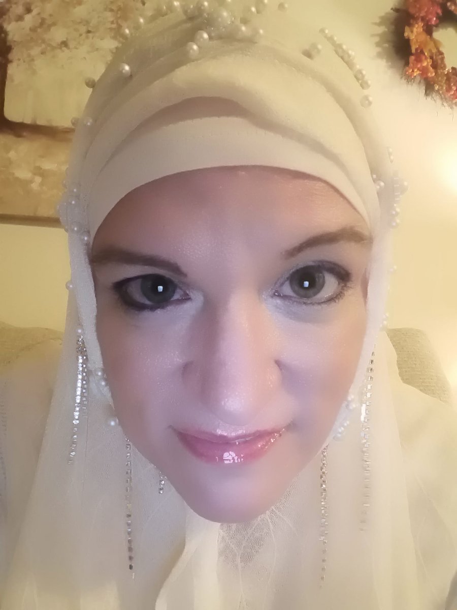 LanaJB6's tweet photo. A good makeup night. https://t.co/bGMm5345Mx