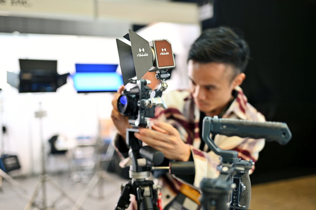 imagevision_jp's tweet image. #interbee2023
最終日あいにくの雨ですが本日も皆様のご来場をお待ちしております!!
お隣のブースのHoboliteさんからライトを貸していただけました(^^)
とてもおしゃれなライトです🔦