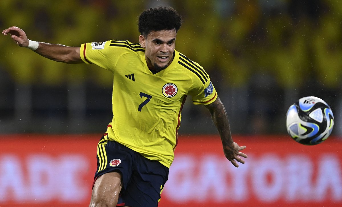 FOXSoccer's tweet photo. Luis Díaz has scored twice in just four minutes to give Colombia the 2-1 lead over Brazil 🇨🇴💛 https://t.co/mGLjW1Dkko