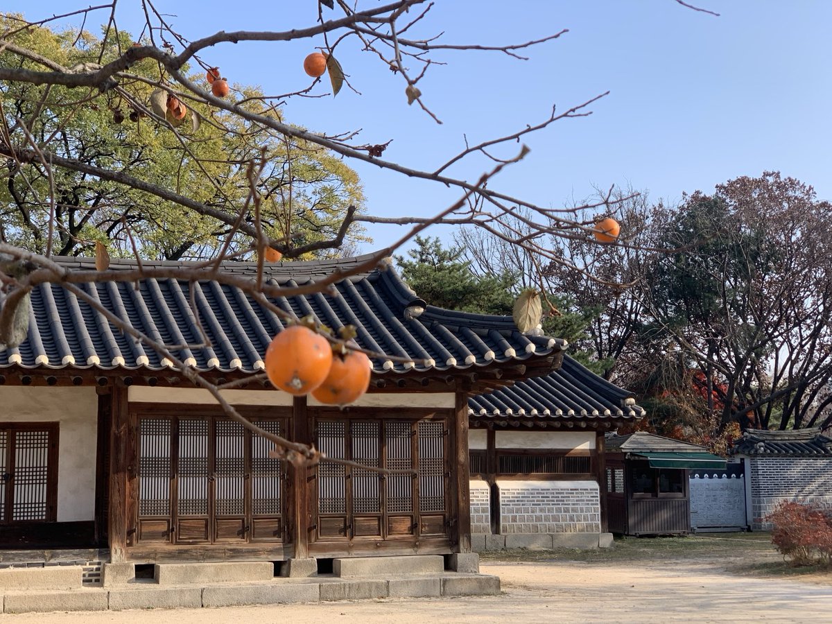 Naksunjae (樂善齋) is a building of Changdeokgung Palace built in 1847 as a study and resting space for Hunjong. The original name was Naksundang, and it belonged to Changgyeonggung Palace. It is a one-story building with 6 squares in the front and 2 squares on the side.