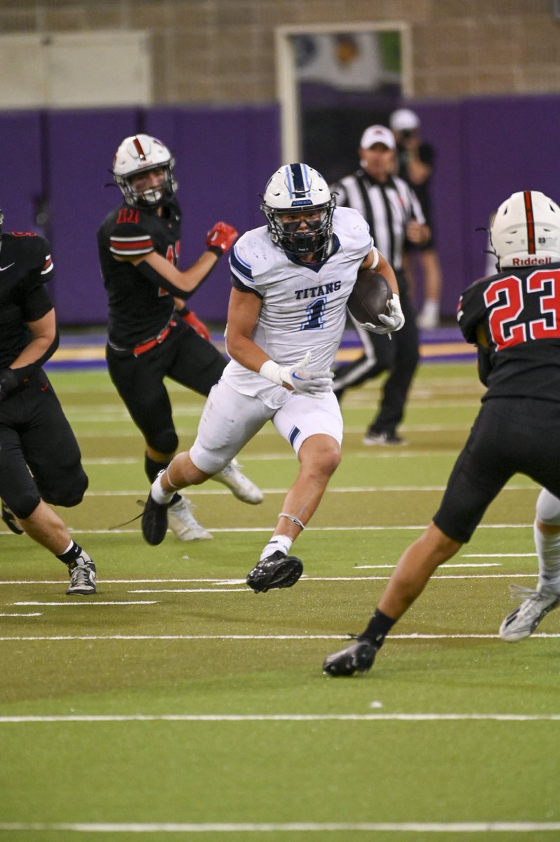 End 1:

Lewis Central- 07
Western Dubuque - 00

The Titans strike first on a terrific pass to Curtis Witte! Both defenses are playing tough, and seem to be pretty evenly matched! 

📸 Devin Baas

#IAfootball | #iahsfb