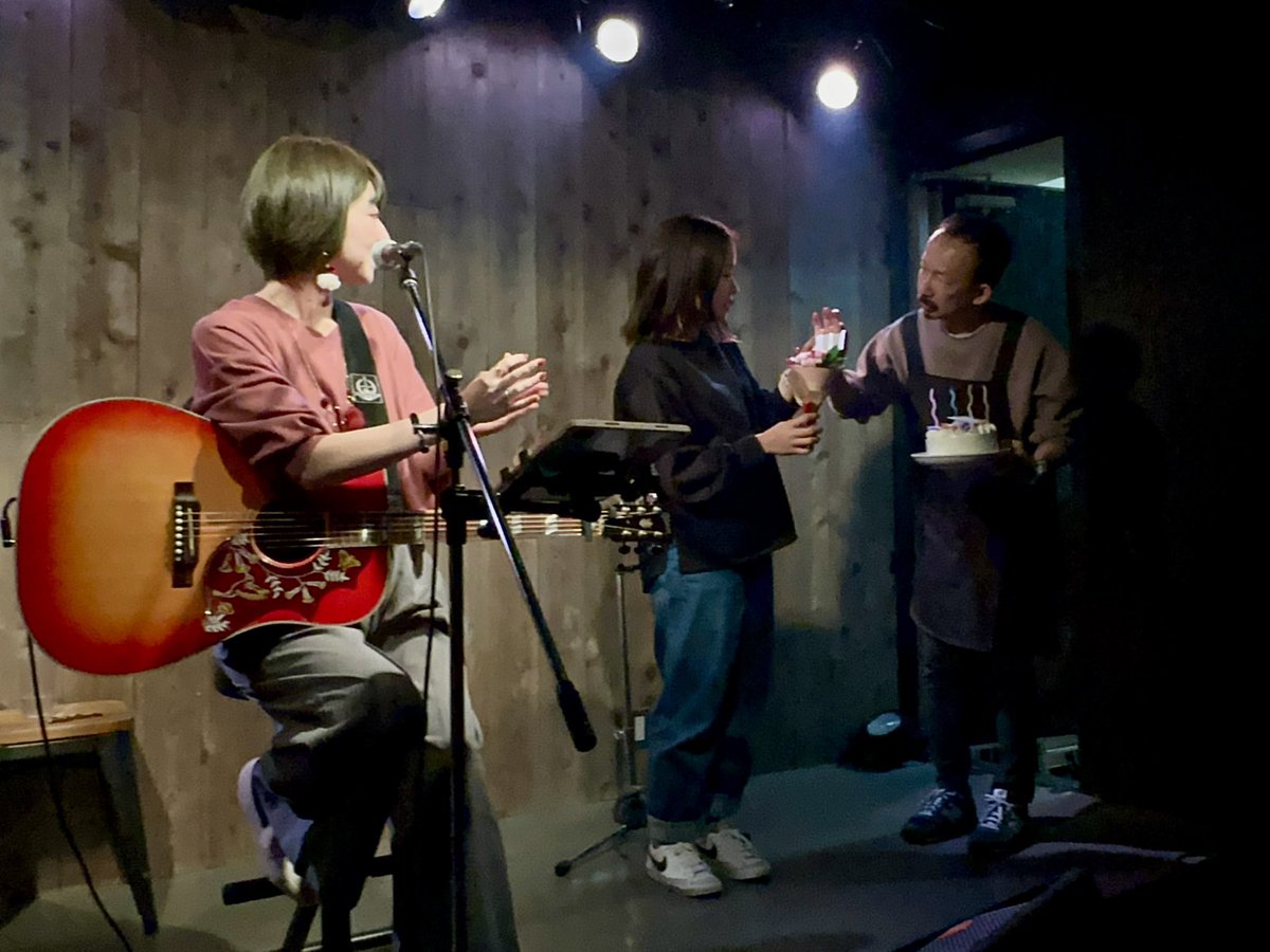 nandaaaaaro's tweet photo. 2023.11.16(木)
Cafe'鈴 @代官山NOMAD 

11/19誕生日のソラリナさん、11/12誕生日の社長へダブルサプライズな日でした❣️

鈴音さんから曲のプレゼント「Happy Happy Birthday」(作詞鈴音さん･作曲阿部社長)
ファン有志からケーキとメッセージのプレゼント
#カフェ鈴 
#代官山NOMAD 
#誕生日おめでとう https://t.co/0XDgsnMPhJ