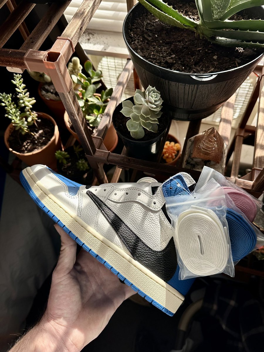 zebco999's tweet photo. YES THESE ARE #REPS!
These are not for me, these were a request from a homie! YOU WOULD NOT KNOW THESE WERE REPS IF I DIDNT TELL YOU! Idc if you’re the BIGGEST #sneakerhead to exist. You wouldn’t know. I promise. #TravisScott #Fragment #HighOG. You ain’t gonna find nobody who can get better reps than me. I PROMISE! #ReplicaShoes #HighQuality