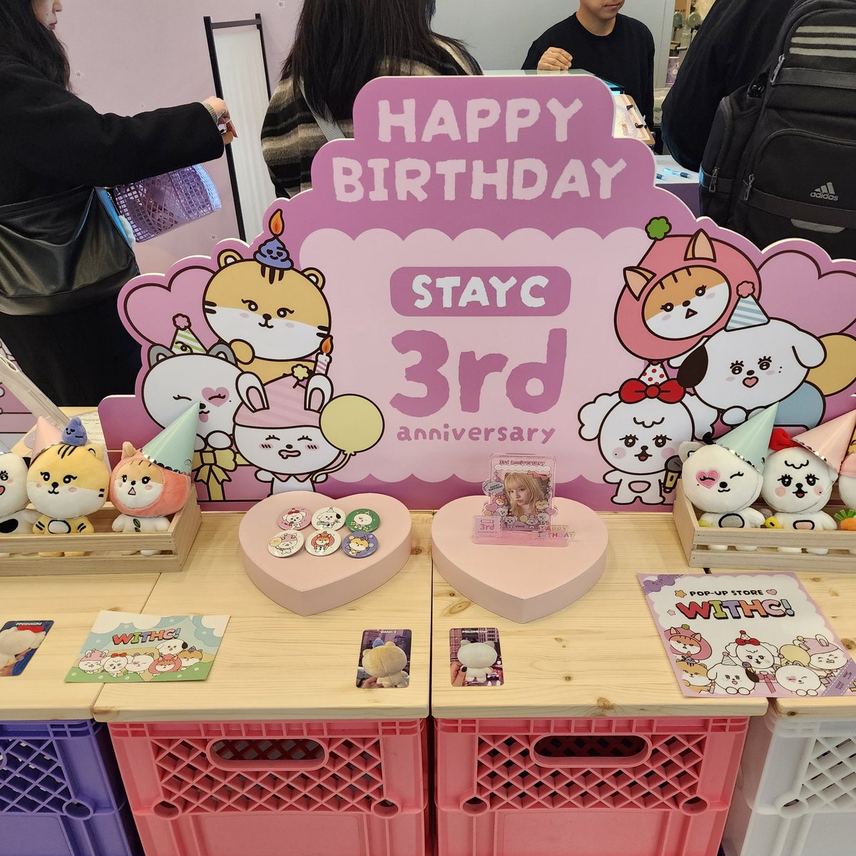 ssinf_azackyee's tweet photo. μμ¨ νμ
λ°©λ¬Έ νκΈ°
λ무 μ κΎΈλ©°λμΌμ
μ ꡬ경 μ νλ€ κ°λλ€
Mdλ μ¬κ³ μλ£λ μ λ§μλ€ κ°λλ€ γ
γ
#STAYC #μ€ν
μ΄μ¨
#WITHC
#STAYC_WITHC
#SWITHC_POPUP #νμ
μ€ν μ΄
#μ¬μ΄λμ¨μ΄λΈ #SOUNDWAVE https://t.co/JI1NdVlowl