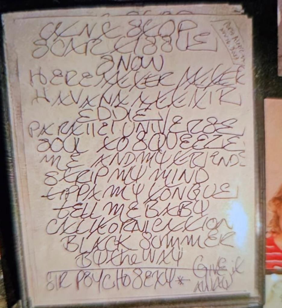 igormirandasite's tweet photo. Setlist — Red Hot Chili Peppers em Porto Alegre:

1. Intro Jam
2. Can’t Stop
3. Scar Tissue
4. Snow ((Hey Oh))
5. Here Ever After
6. Terrapin (Syd Barrett)
7. Havana Affair (Ramones)
8. Eddie
9. Parallel Universe
10. Soul to Squeeze
11. Me and My Friends
12. Strip My Mind
13. Tippa My Tongue
14. Tell Me Baby
15. Californication
16. What Is Soul? (Funkadelic)
17. Black Summer
18. By the Way

Bis:

19. Sir Psycho Sexy
20. They’re Red Hot (Robert Johnson)
21. Give It Away