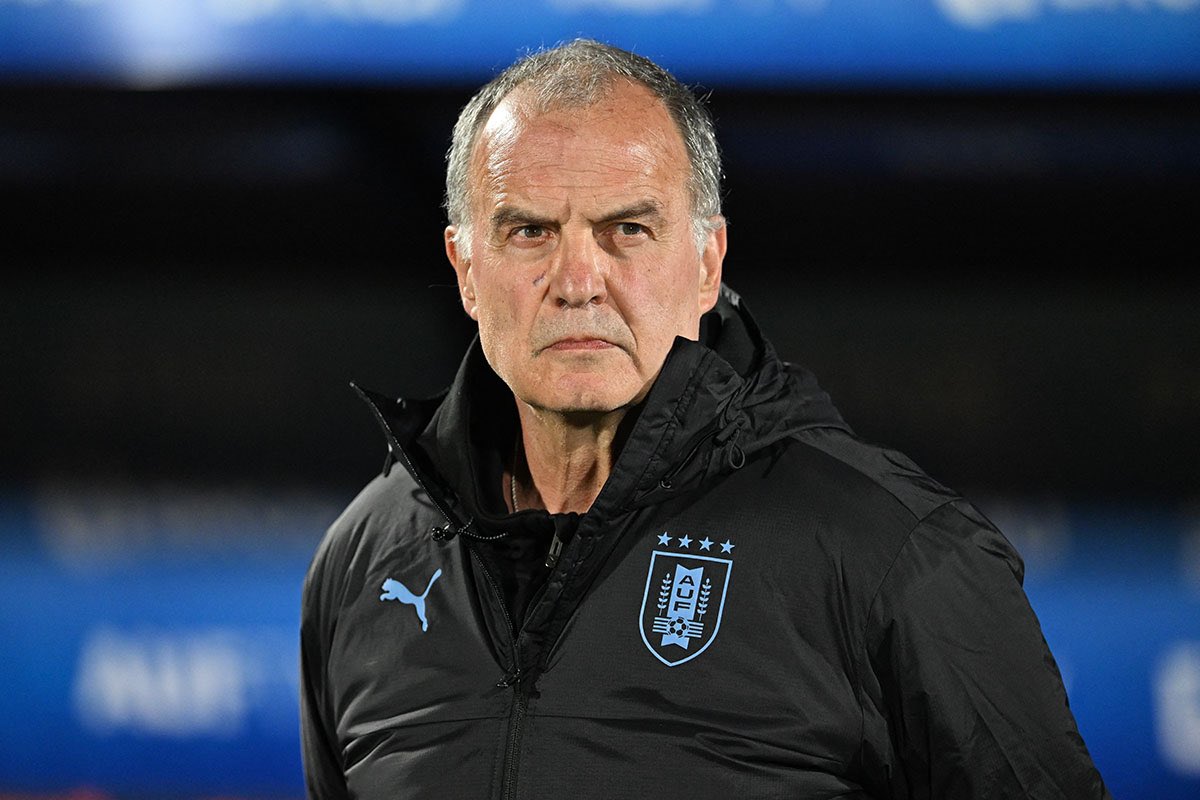 gonzalofullu's tweet photo. El equipo de este señor se bajó en las últimas dos fechas a Brasil 🇧🇷 y Argentina 🇦🇷.
Les hizo 2-0 y 2-0, ni siquiera le hicieron un gol. QUE SEÑOR ENTRENADOR. La selección uruguaya de Bielsa. https://t.co/UQdliZgm6U