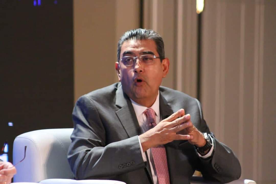 Los panelistas <a href="/SergioSalomonC/">Sergio Salomón</a>, Gobernador de <a href="/Gob_Puebla/">Gobierno de Puebla</a>; Wolfgang Dold, Embajador de <a href="/AlemaniaMexi/">Embajada Alemana en México</a>; <a href="/AGOMEZAIZA/">Angela Gómez Aiza</a>, CEO de <a href="/SAP_Mexico/">SAP México</a>; Antonio Arranz, CEO de <a href="/DHLMex/">DHL México</a> y el Dip. @IldefonsoGV, resaltaron la importancia estratégica y regional del nearshoring en el contexto mexicano.