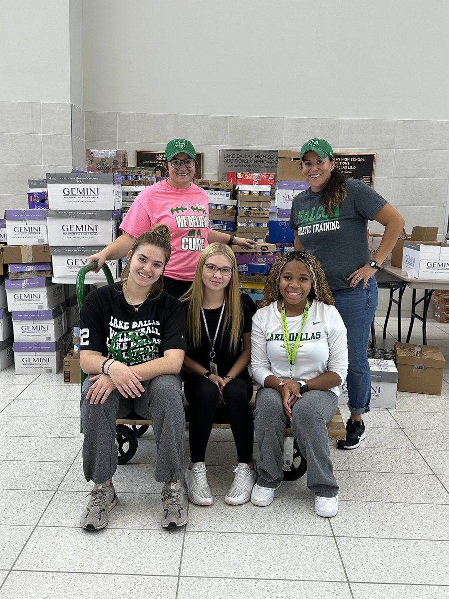LDHS_ATs's tweet photo. The @LakeDallasISD food drive has come to a close. We EXCEEDED our goal and were able to collect over 3200 items! The willingness of these students to donate items always amazes us. We are so thankful to be a part of this amazing community 💚 https://t.co/WYUIXA10g4