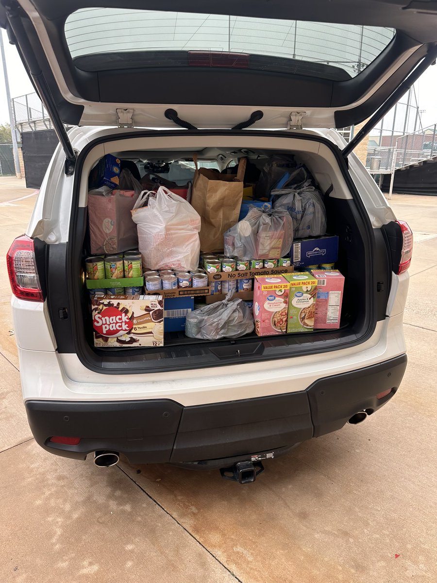 LDHS_ATs's tweet photo. The @LakeDallasISD food drive has come to a close. We EXCEEDED our goal and were able to collect over 3200 items! The willingness of these students to donate items always amazes us. We are so thankful to be a part of this amazing community 💚 https://t.co/WYUIXA10g4