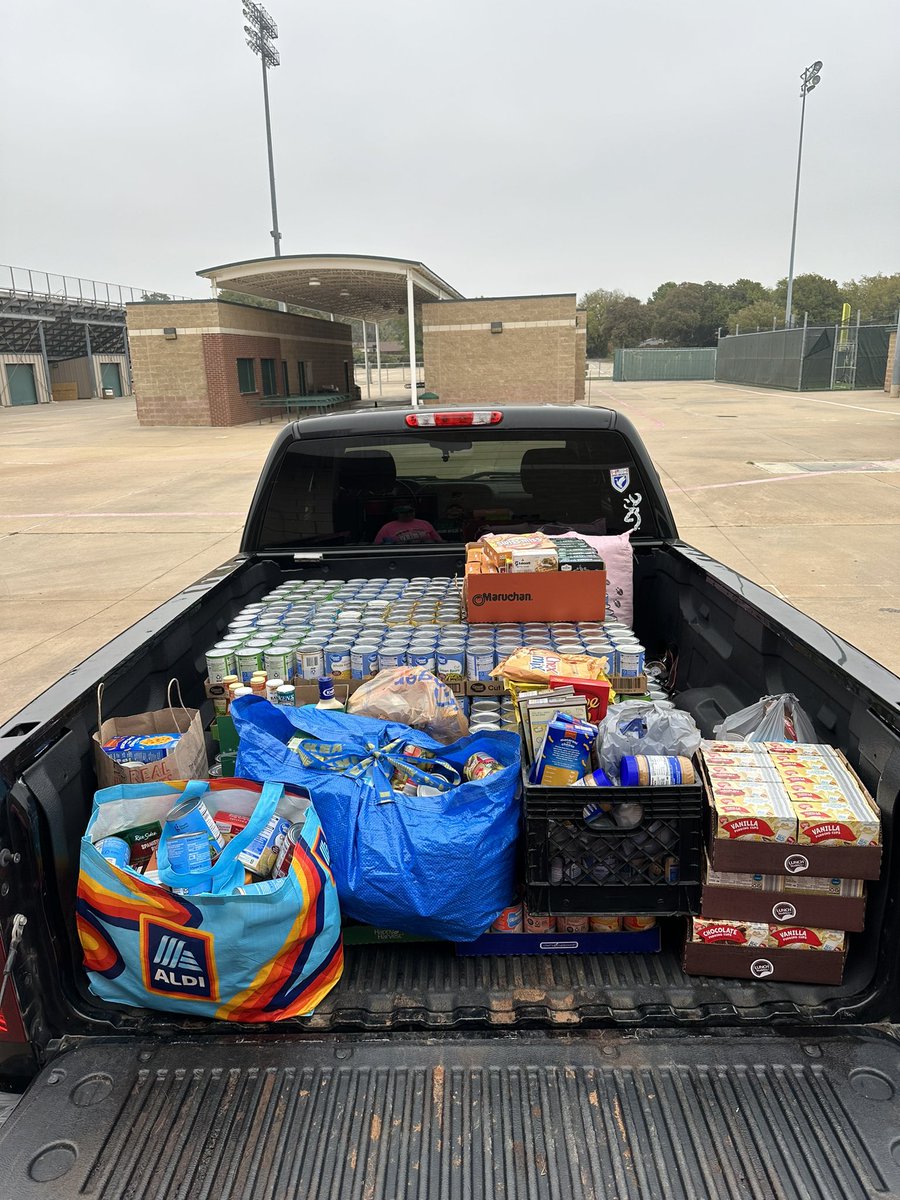 LDHS_ATs's tweet photo. The @LakeDallasISD food drive has come to a close. We EXCEEDED our goal and were able to collect over 3200 items! The willingness of these students to donate items always amazes us. We are so thankful to be a part of this amazing community 💚 https://t.co/WYUIXA10g4