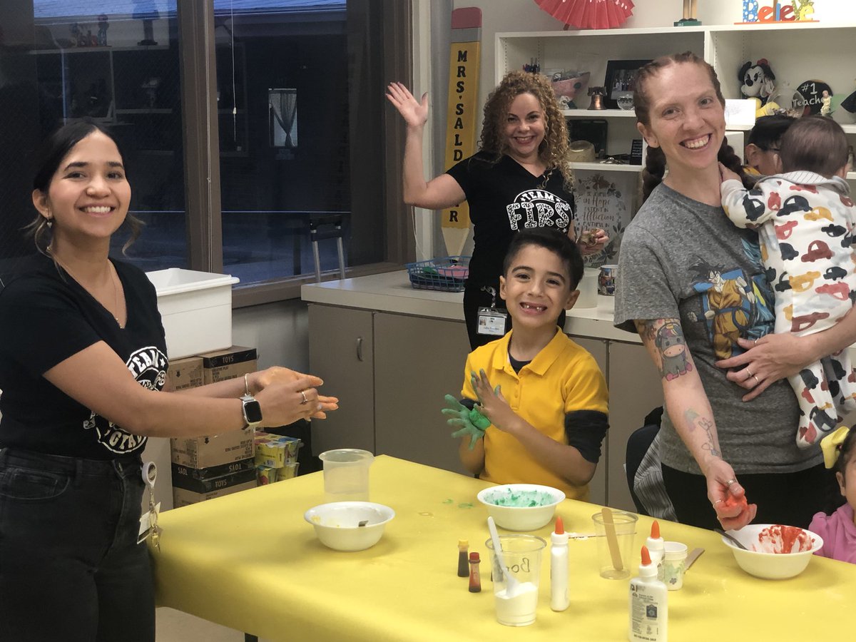 EPrangner's tweet photo. Explorando en Familia! Families enjoyed a fun night full of STEAM activities at Cooley. https://t.co/T3fLy2ROgz