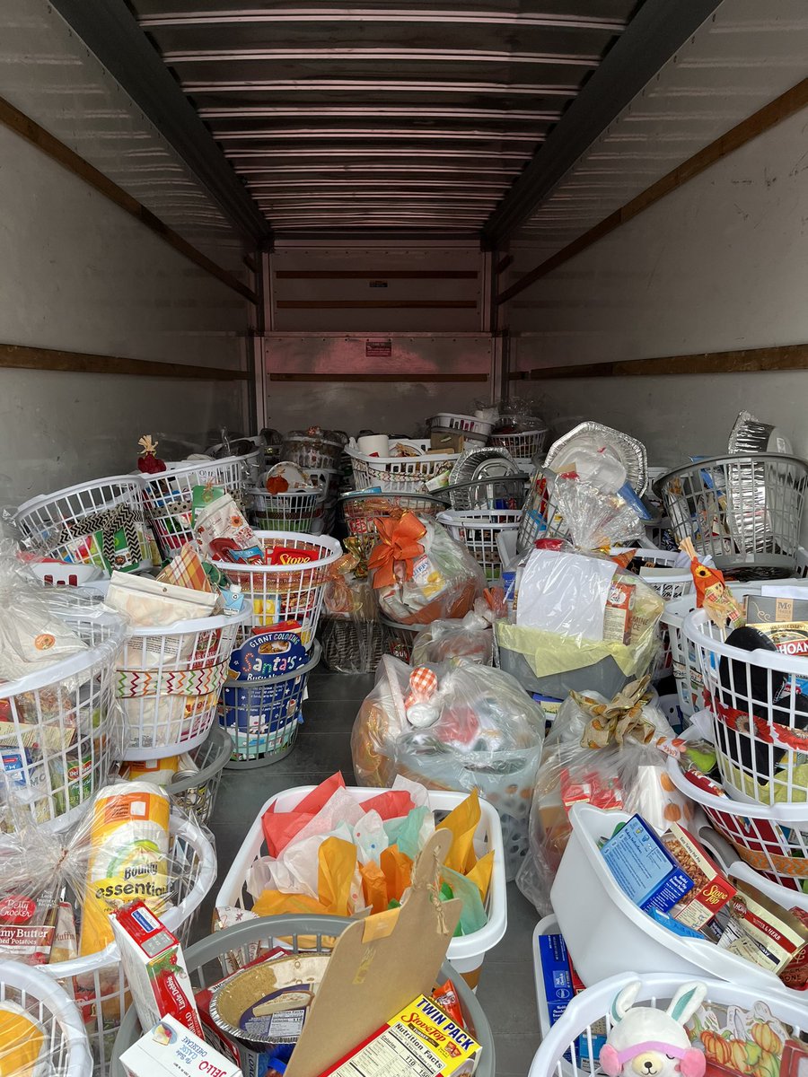 paul_milford's tweet photo. Thank you to the amazing team at Keller Williams Fort Myers &amp; The Islands for collecting over 320 Thanksgiving baskets for our families in need! Our School Social Workers distributed them out to families across the county, helping make Thanksgiving a little brighter for so many! https://t.co/fCpvtcxyux