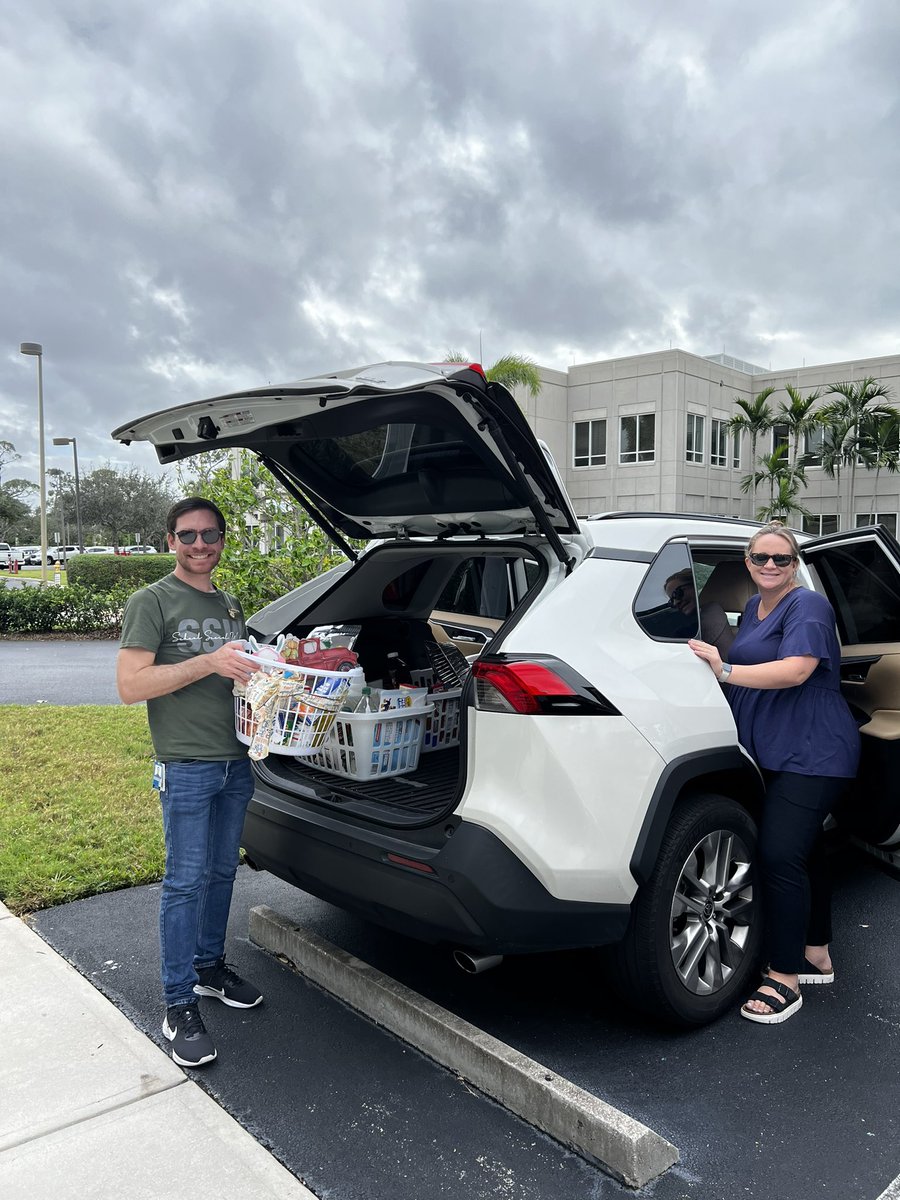 paul_milford's tweet photo. Thank you to the amazing team at Keller Williams Fort Myers &amp; The Islands for collecting over 320 Thanksgiving baskets for our families in need! Our School Social Workers distributed them out to families across the county, helping make Thanksgiving a little brighter for so many! https://t.co/fCpvtcxyux