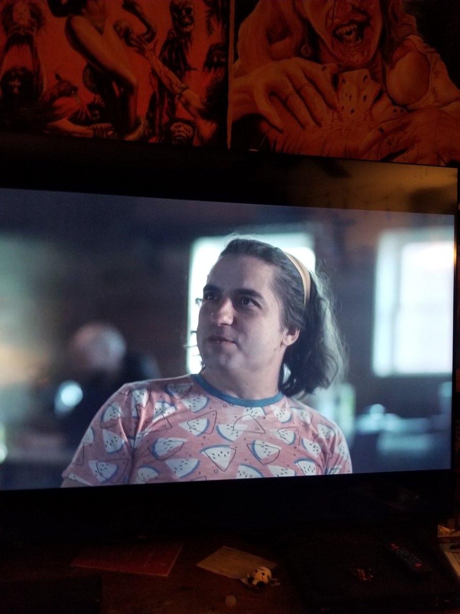 Deathbydvd's tweet image. That feeling when you're watching a movie and suddenly you see @LAHorrorcom 
👌👌👌👌👌👌

#HunterJohnson #HowToKillYourRoomatesAndGetAwayWithIt #IndieHorror