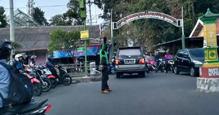 Gak sempet motoin karena kalo lagi di motor saya gak pegang HP. Kira kira kayak gini posisinya. Bener bener standby dan ngatur biar gak ada yg nyelonong saat mobilitas damkar lagi super tinggi