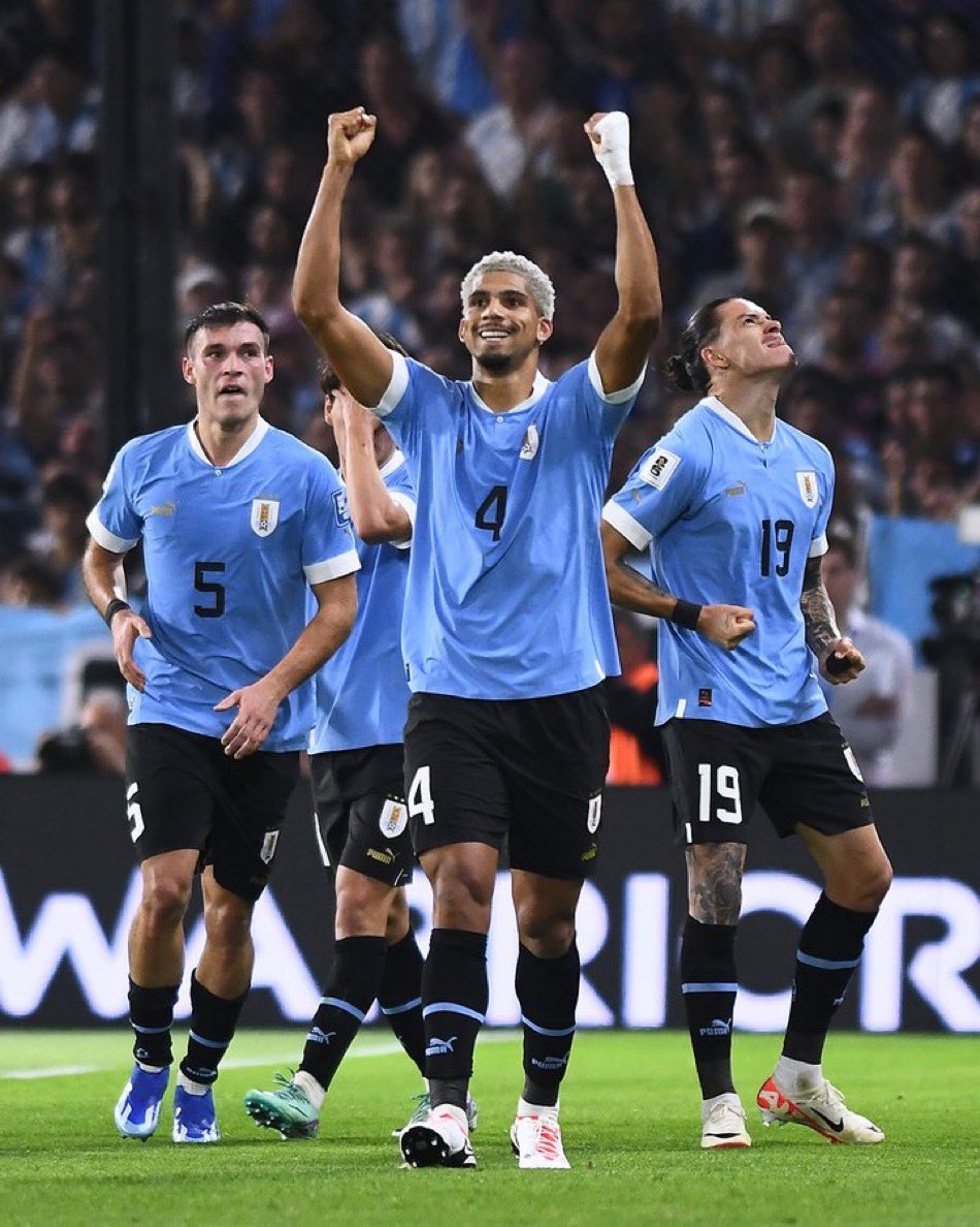 MartinBlengio's tweet photo. Imposible no ilusionarse. Más allá del triunfo histórico en suelo argentino, Uruguay borró de la cancha al vigente campeón del mundo. Se podrá ganar o perder, es deporte, pero Bielsa ya logró convencer e imponer su idea a esta camada espectacular de futbolistas. https://t.co/szbP2cN3Vy