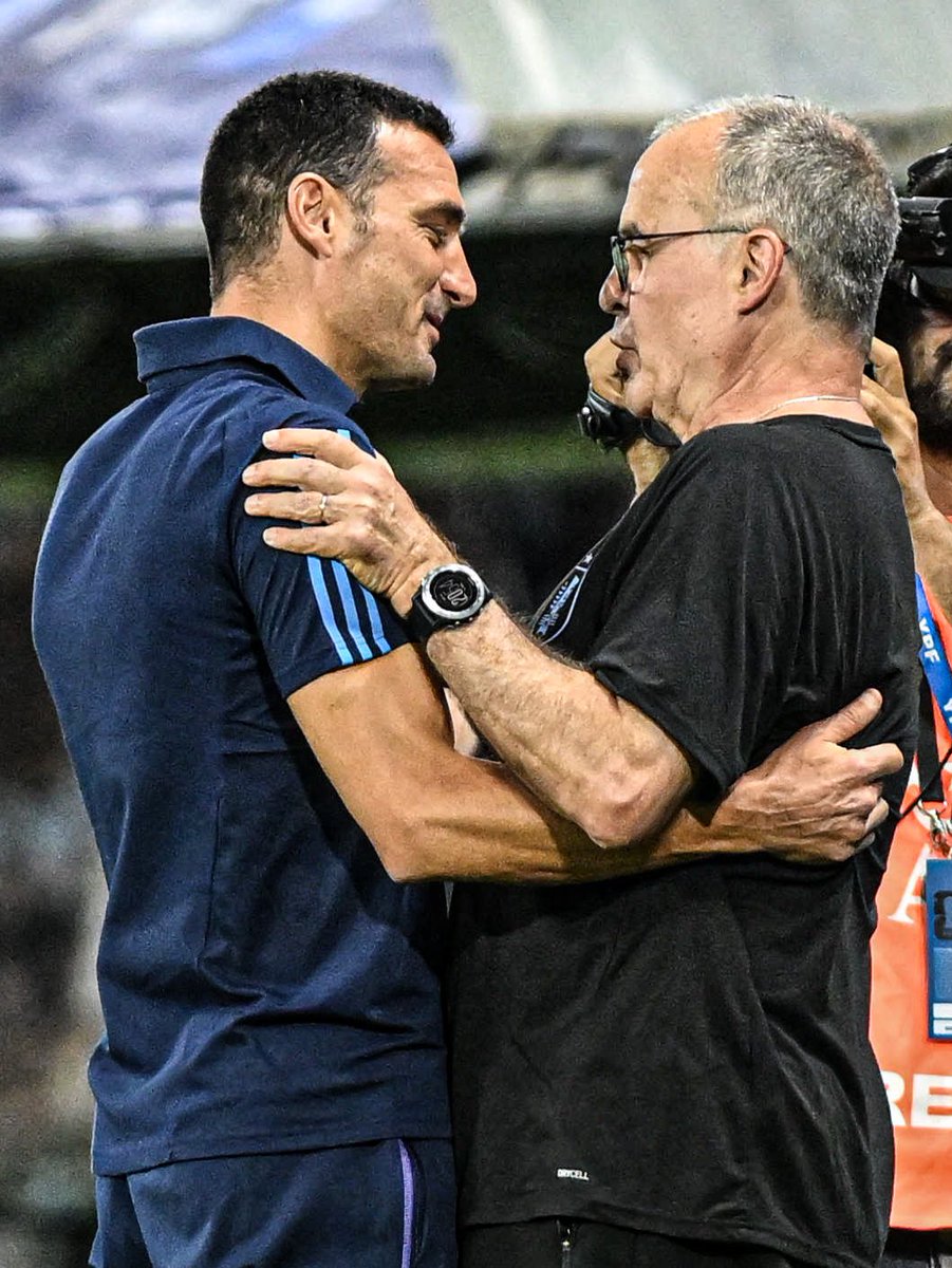 AtaqueFutbolero's tweet photo. “Su equipo es de autor”.

De Marcelo Bielsa para Lionel Scaloni. 🇦🇷🚬 https://t.co/ZqiGWcz4rM