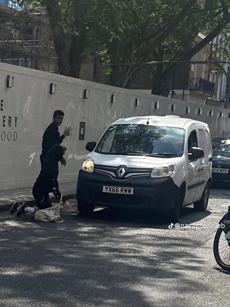 hsdaily's tweet photo. Harry helping someone get their phone from under a car in London (via nayaghorayeb on Tiktok) https://t.co/OsgyFARxzy