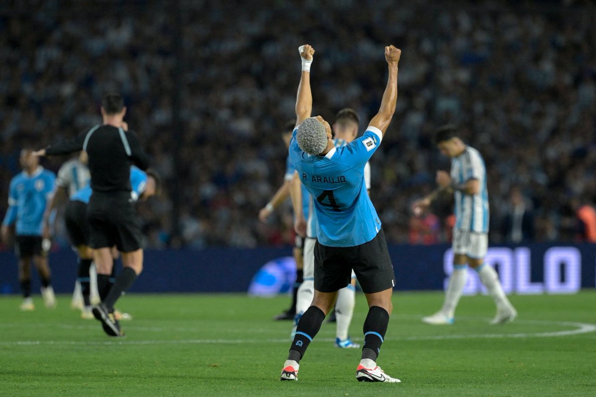 BarcaUniversal's tweet photo. Araujo won 100% of his tackles against Argentina tonight. https://t.co/2SGDbF37DV