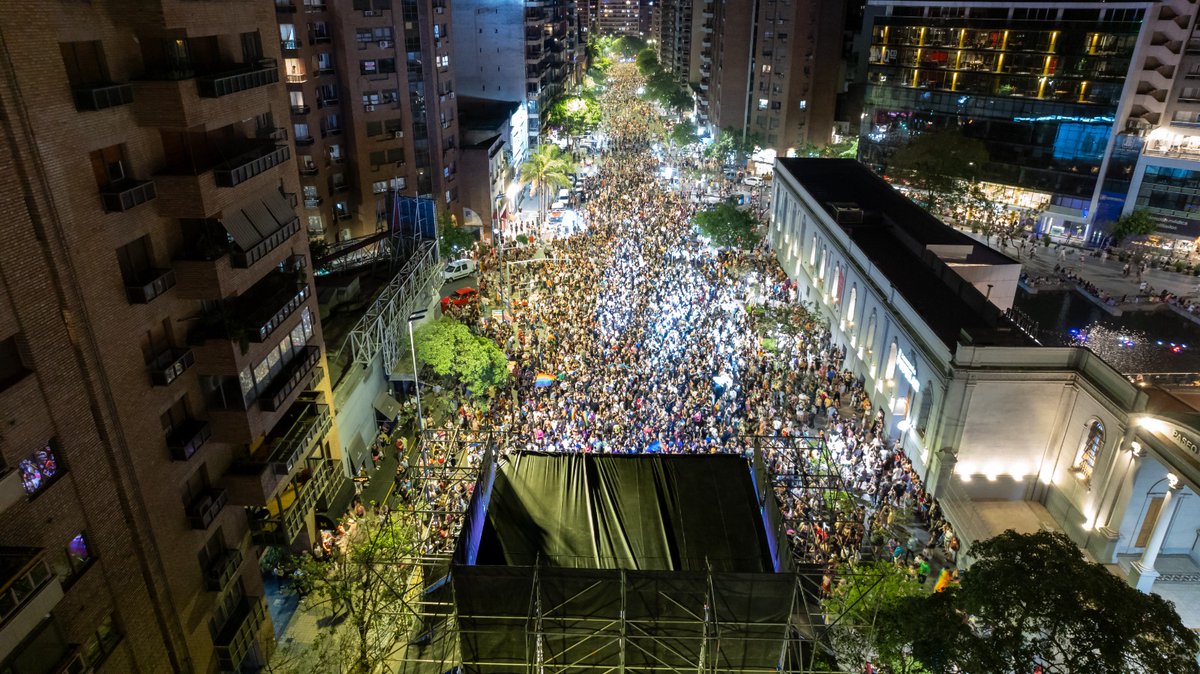 VirDurigon's tweet photo. Victoria Villarruel y Milei nos robaron una foto de nuestro escenario de la marcha de orgullo Córdoba 2023 y la viralizan como si fuera marcha de ellos. Te roban hasta las fotos. https://t.co/38TPfyiOcI