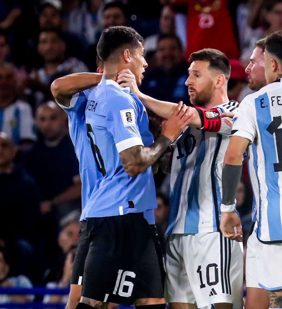 Messi pide respeto de los más jóvenes pero agarro del cuello a Olivera en una y cuando le sacan amarilla al Mathi le tira un sablazo de mala leche, tenes que aprender a perder enano culo roto, acá te van a marcar, no es la MLS.