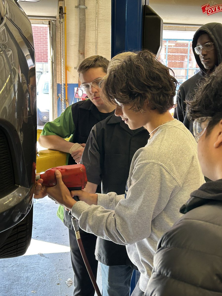 rachelwsweeney's tweet photo. It was an amazing morning at @Chantilly_HS as our @RockyRunMS 8th graders experienced the hands-on learning that is the hallmark of the Chantilly Academy. It was also a chance to reconnect with former students who continue to make us proud. @agslevin @jmtiss @FCPSR5 https://t.co/X3iQWlU0bW