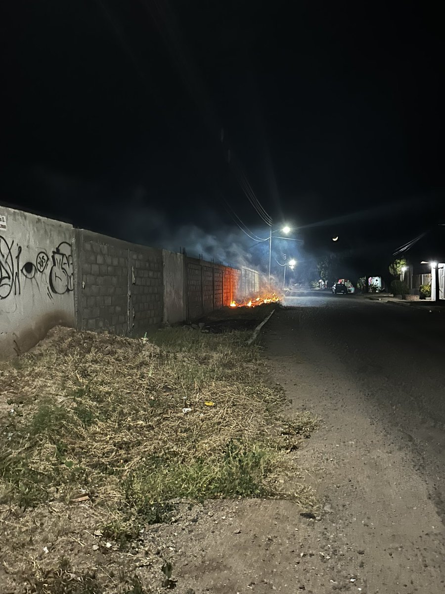 I_ReAl13's tweet photo. Incendio provocado por vecinos de la calle General Santos Degollado en @Ixtepecoax se le hizo el llamado a la comandancia municipal y nunca contestaron hay riesgo de  incendio al Internado por los vientos @pcistmo @Gashilol https://t.co/UFUV5L2RbH