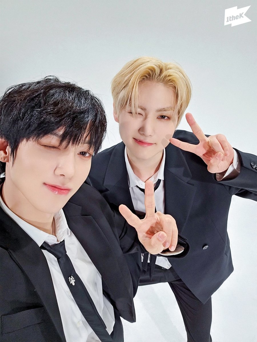 1theK's tweet photo. 짠! 뽀둥한 #앰퍼샌드원 셀카가 도착했습니다🤍
온종일 머릿속엔 On on On And On ~ ♫•*¨*•.¸¸♪
짱퍼샌드원의 #수트댄스 를 보면 금요일이 더더 행복해진대요!❄️
#AMPERSANDONE #OnAndOn @_AMPERSANDONE_

#SuitDance 👉 https://t.co/zWPVOO6wwq https://t.co/kbLGsYXjdL