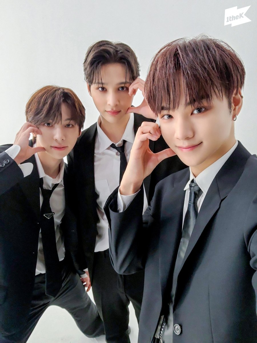 1theK's tweet photo. 짠! 뽀둥한 #앰퍼샌드원 셀카가 도착했습니다🤍
온종일 머릿속엔 On on On And On ~ ♫•*¨*•.¸¸♪
짱퍼샌드원의 #수트댄스 를 보면 금요일이 더더 행복해진대요!❄️
#AMPERSANDONE #OnAndOn @_AMPERSANDONE_

#SuitDance 👉 https://t.co/zWPVOO6wwq https://t.co/kbLGsYXjdL