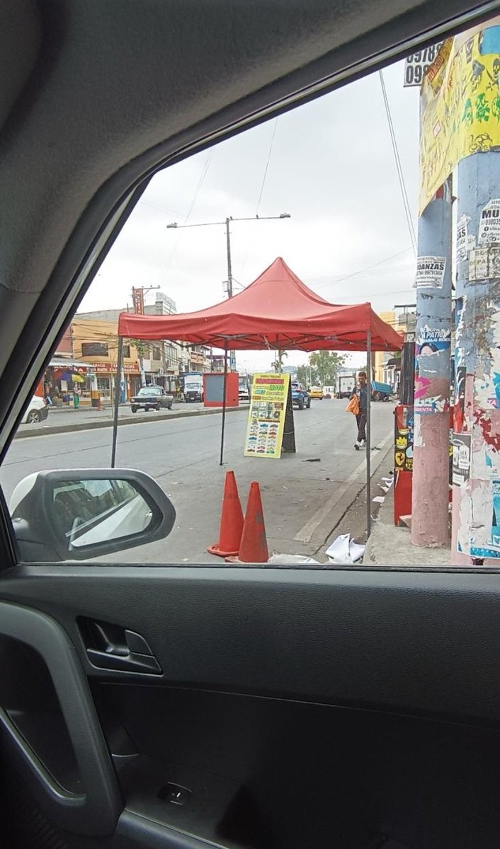 luisantonio_r's tweet photo. DENUNCIA COMUNITARIA. En la Juan Montalvo cualquiera se adueña de las veredas y no pasa nada https://t.co/OlxHyFRI1X