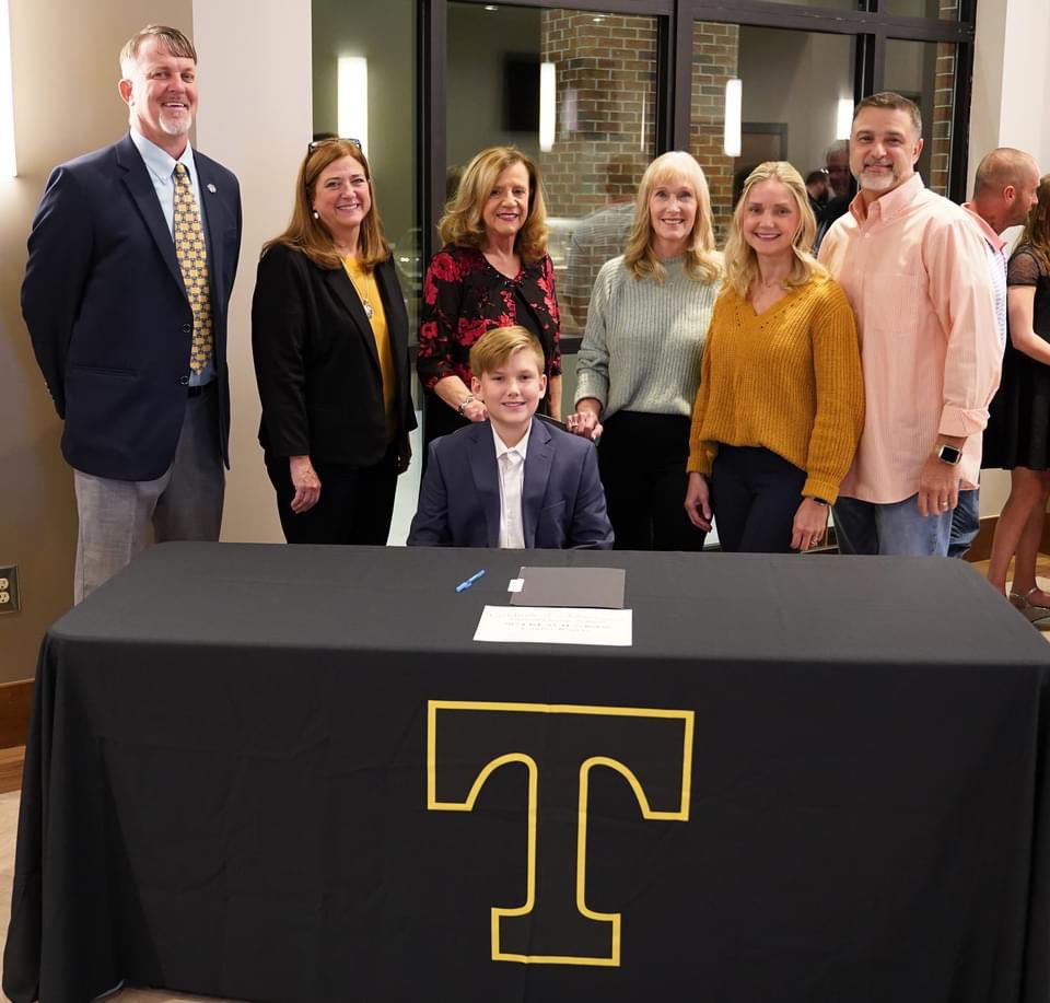 scottkcowart44's tweet photo. Congratulations to our 2023 REACH Scholars!  Will be exciting to watch these five students over the next four years as they work to earn this scholarship opportunity for their future!  #24STRONG #WhatEverItTakes https://t.co/EI69EEWsVl