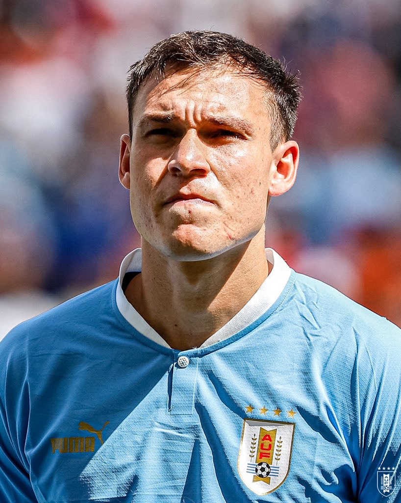 Manuel Ugarte. 22 años. 

Hoy hizo todo lo que debe hacer un "5" de Uruguay. 

La esencia está, eso no se inculca, no se enseña, está en la sangre. 

Marca, juega, ocupa espacios, presiona, defiende y distribuye. Tiene una clase maravillosa y es nuestro.

Jugador total.

Hay