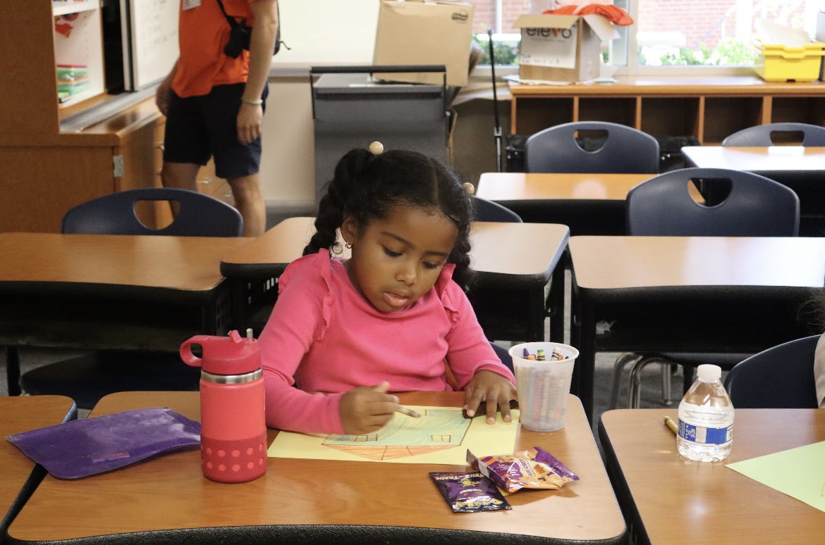Getting creative with crayons 🖍 

@sbusd_news 
#sbusd #elop #sunnyslopeelementary #levelupsbusd