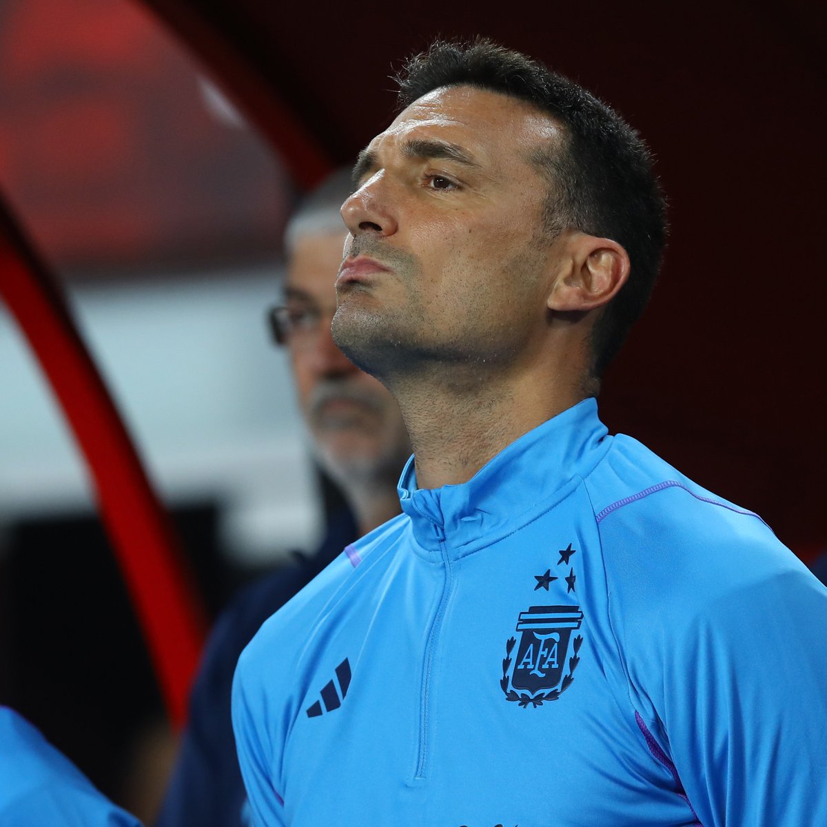 VSportsTM's tweet photo. "No nos gusta perder. Menos cuando jugás con tu gente. Es inútil pensar que la derrota fue por alguien en particular. Somos un equipo. Hay que darle mérito al rival. No por ser campeones del mundo pensamos que no vamos a perder nunca".

🗣️ Lionel Scaloni. https://t.co/WS7jOJNSB0