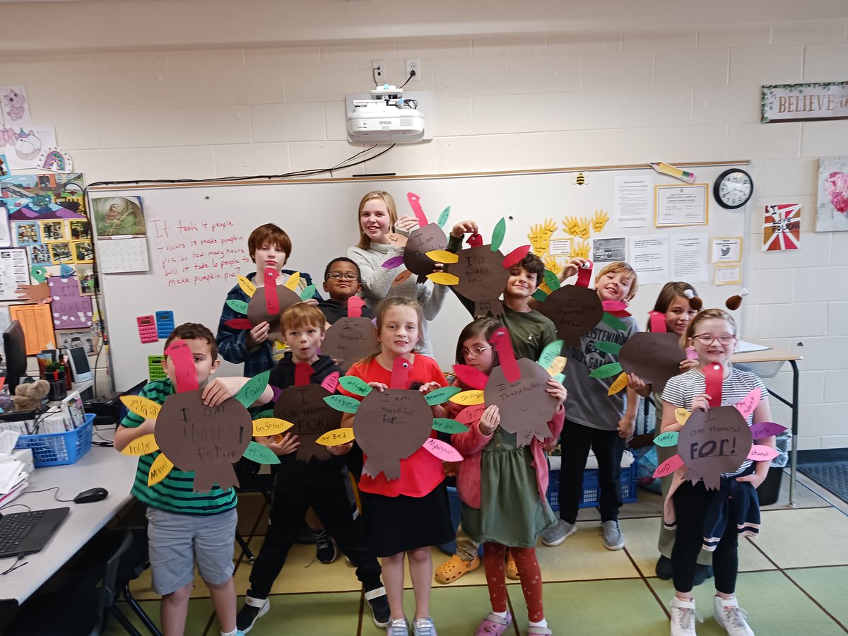 fmteducare's tweet photo. The Olders made turkeys and put what they are grateful for on the feathers 🦃 #TheyAreSayingGobbleGobble #ThanksgivingCrafts #WeAreGrateful #HappyThanksgiving #ThanksMsDebbie 🧡 https://t.co/jl6IDzTcPl