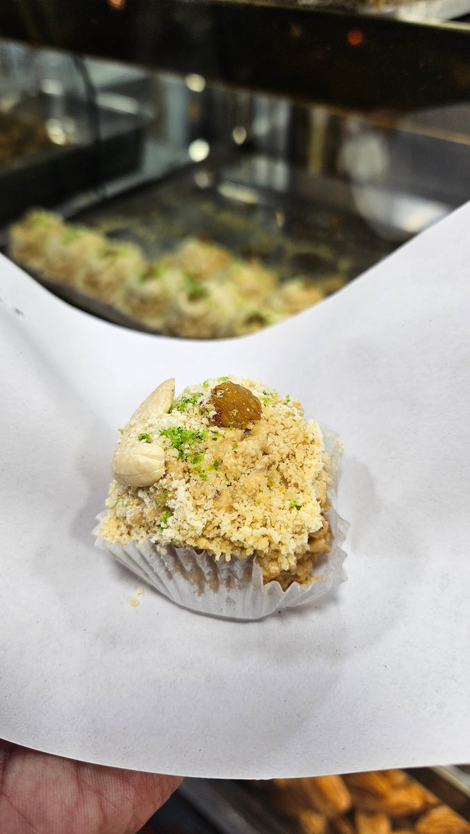 rawnojit's tweet photo. Bengali: Seasonal Mishtis are the best
French: Excusez-moi
Bengali: Na Na....... Joynogorer Moa!

#mishti #WinterIsComing #SheitHappened https://t.co/ToLIrm6X9Y